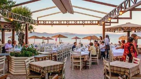 5 οικογενειακά ταβερνάκια πάνω στο κύμα που μοσχομυρίζουν θάλασσα